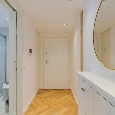 Luxury Apartment *